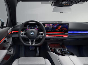 سيارة BMW i5 eDrive40 Touring 2024 الكهربائية