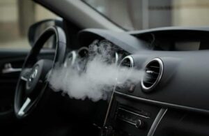 سبب_خروج_دخان_من_فتحة_مكيف_السيارة-300x195 لماذا يخرج دخان أبيض من فتحات مكيف السيارة؟