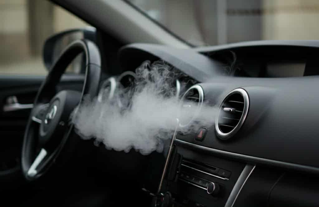 ما سبب خروج دخان من فتحة مكيف السيارة