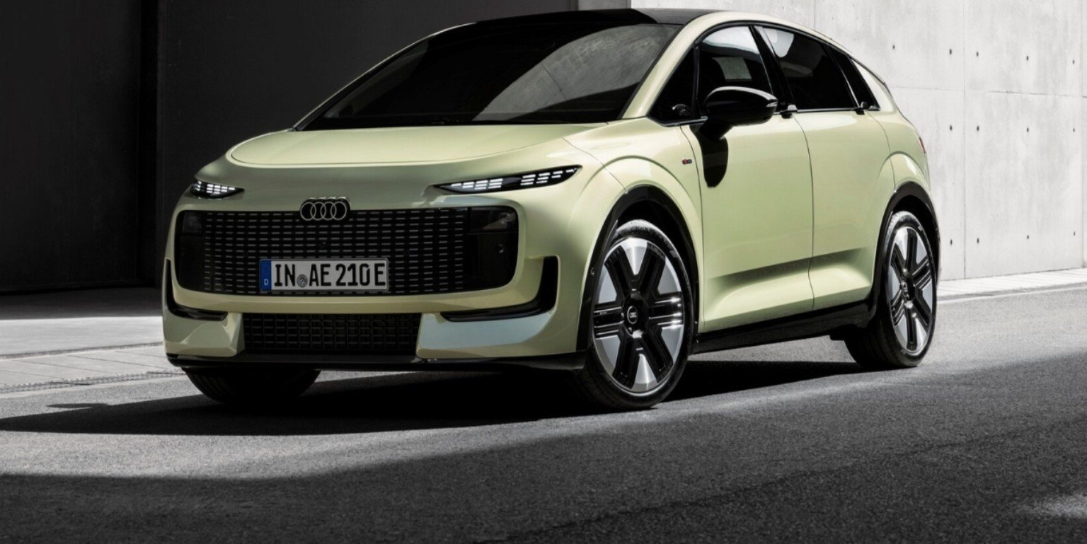 سيارة أودي A2 e-tron 2026 الكهربائية باللون الأخضر الفاتح